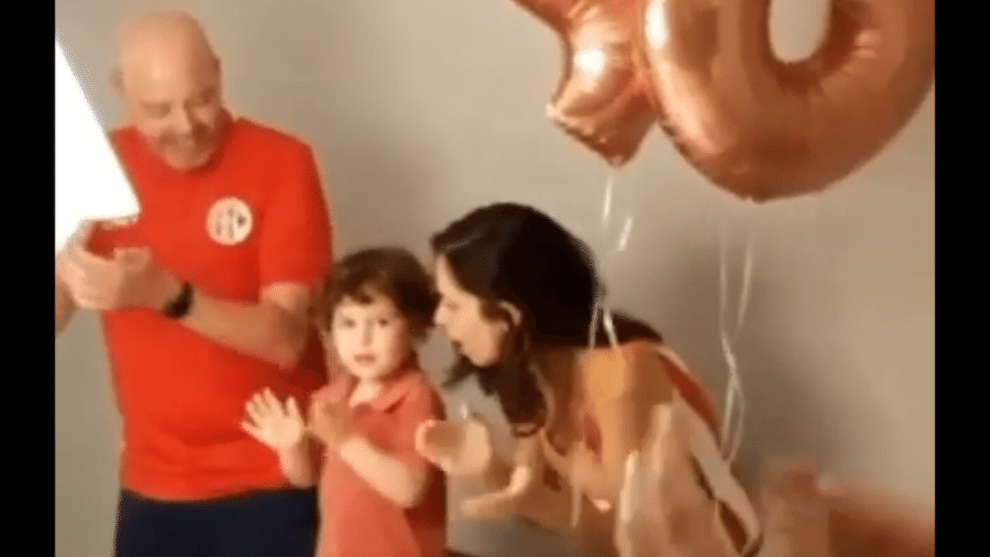 Alex Escobar comemora 45 anos ao lado da mulher e do filho caçula - Reprodução/Instagram