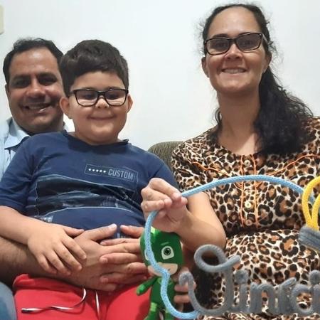 "Vencer uma pandemia não é uma das coisas que a gente imagina ao planejar a chegada do bebê", diz Juliana Rocha Sanchez Ribeiro, na foto com o marido, Cleber, e o filho, Bernardo - Arquivo Pessoal