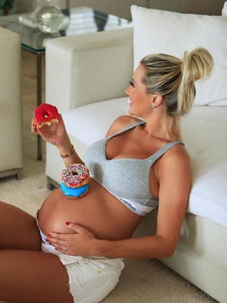 Ana Paula Siebert equilibra doces com barrigão de grávida - Reprodução/Instagram