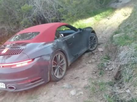 Homem leva Porsche 911 Carrera 4S para trilha em floresta; veja