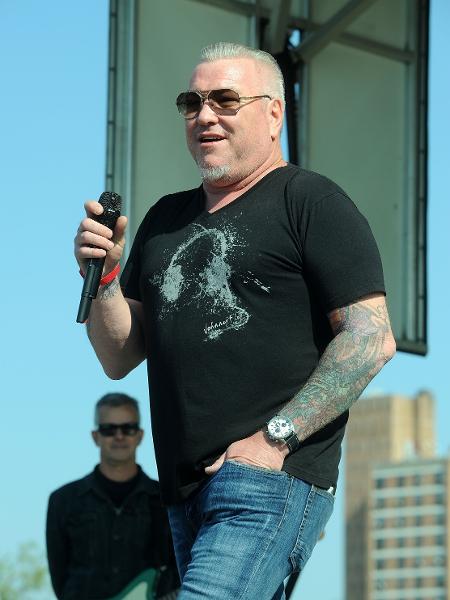 Steven Harwell, vocalista da banda Smash Mouth, durante apresentação em 2018 - Bobby Bank/Getty Images