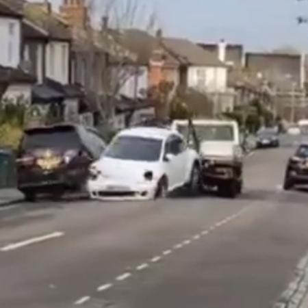Motorista tenta furtar carro VW Beetle, em Londres, usando caminhão de reboque - Reprodução/@TheTVGrump/Twitter
