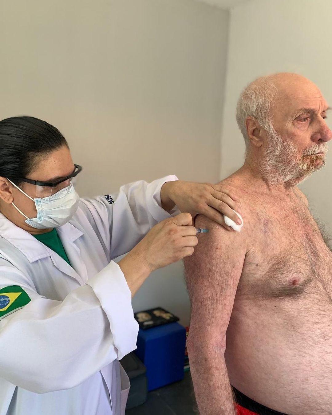 Paulo César Pereio foi vacinado contra covid-19 no Retiro dos Artistas - Reprodução/Instagram