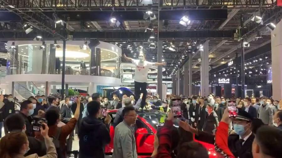 Segundo a chinesa, freios do seu Model 3 falharam, causando acidente sério; fabricante diz que todos os sistemas do carro estavam funcionando - Reprodução