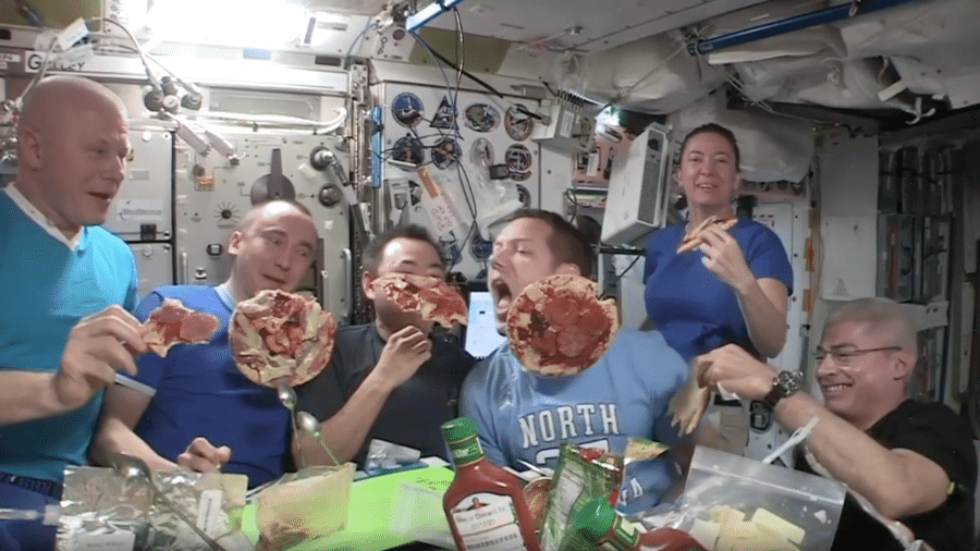 A noite da pizza na Estação Espacial Internacional foi registrada pelo astronauta Thomas Pesquet - Reprodução/Instagram
