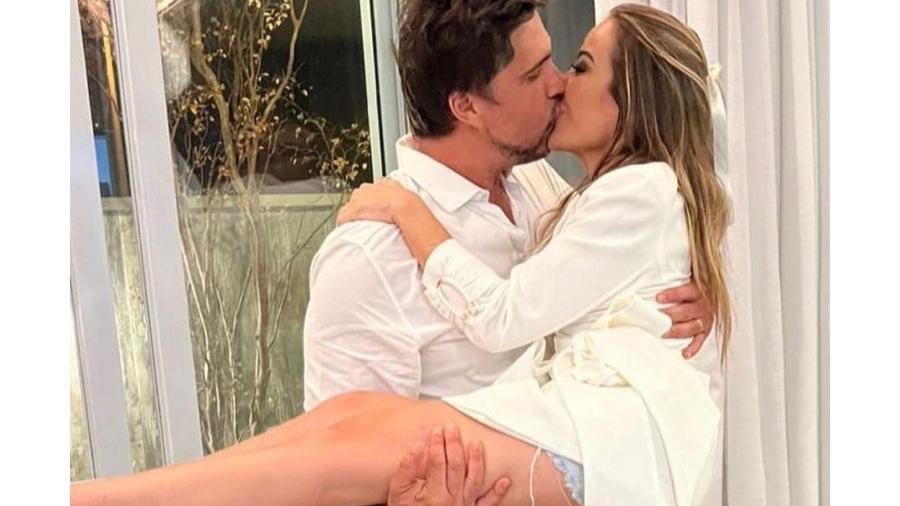 O cantor e a designer de interiores se casaram na véspera de Natal; Leo Chaves compartilhou hoje cliques do casal se beijando - Reprodução/ Instagram @leochaves
