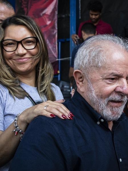 O ex-presidente Luiz Inácio Lula da Silva em encontro com jovens da comunidade de Heliópolis (SP), no dia 21 de abril, com a noiva, Janja - Bruno Santos/ Folhapress