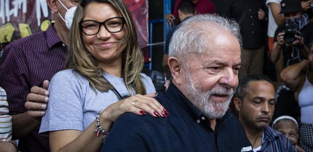 O ex-presidente Luiz Inácio Lula da Silva em encontro com jovens da comunidade de Heliópolis (SP), no dia 21 de abril, com a noiva, Janja