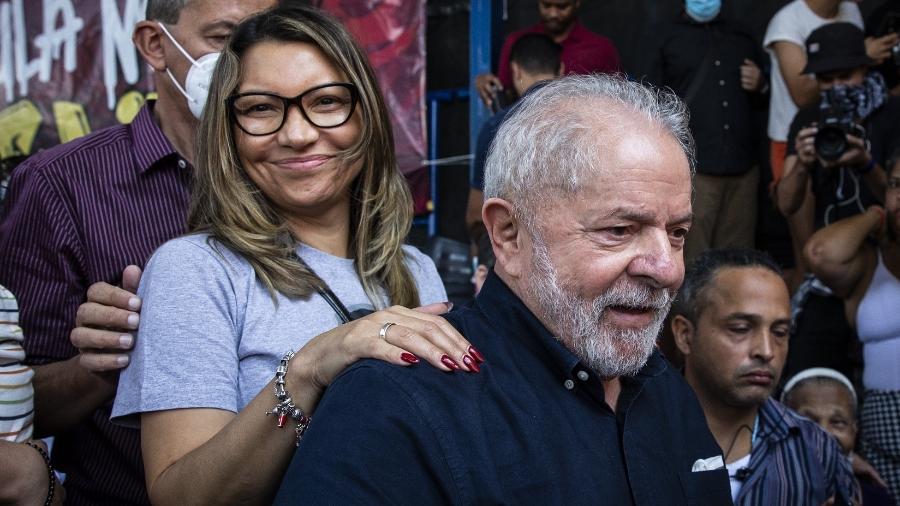Janja acompanha o noivo, o ex-presidente Lula, em encontro com jovens da comunidade de Heliópolis (SP); namoro começou em 2017 - Bruno Santos/ Folhapress