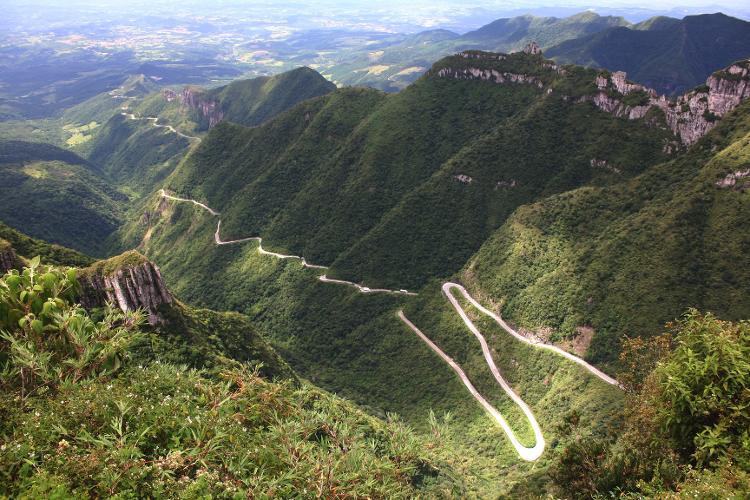 Cheia de curvas, a Serra do Rio do Rastro é um desafio ao volante, mas compensa com belas vistas - Getty Images - Getty Images