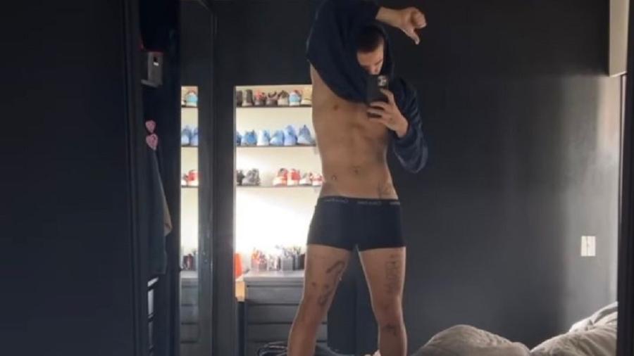 João Guilherme exibe foto em pé na cama com cueca preta  - Reprodução/Instagram