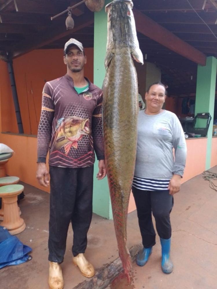 Izael Gonçaves e a esposa Cintia Moraes com o pirarucu pescado no rio Grande - Arquivo pessoal - Arquivo pessoal