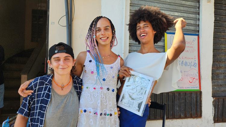 Ynaiá Barros (centro) recebe viajantes e público LGBTQIA+ em hostel na Barra