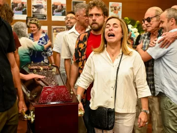Cissa Guimarães carrega caixão do ex-marido, Paulo César Pareio