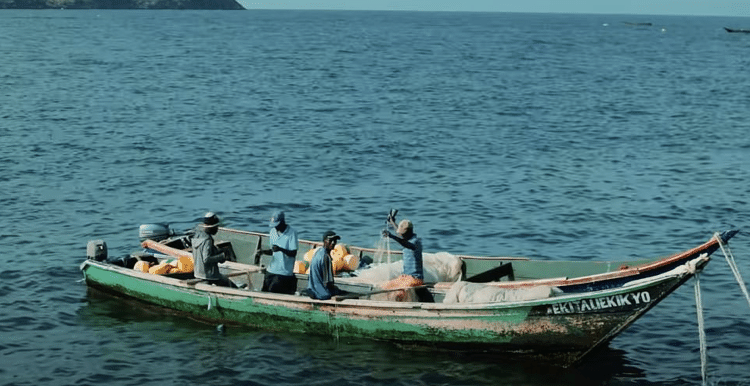 Pescadores saindo para mais um dia de trabalho