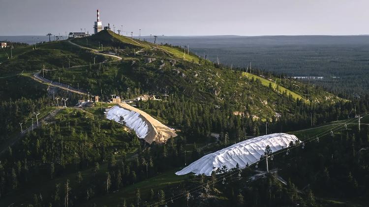 Os cobertores são essenciais para garantir a data de abertura de um resort longe dos cumes de montanhas, onde a neve derrete mais facilmente