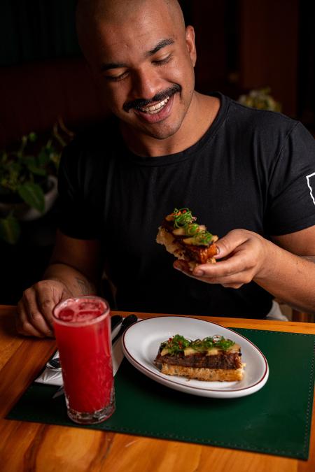 O chef Benê Souza e sua tostada de barriga de porco laqueada, picles de abacaxi e hortelã O chef Benê Souza e sua tostada de barriga de porco laqueada, picles de abacaxi e hortelã