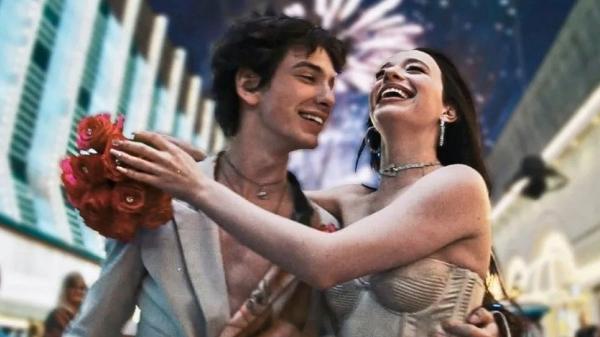 Mark Eydelshteyn e Mikey Madison em cena de 'Anora'