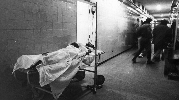 Paciente aguarda em corredor de pronto-socorro de hospital em São Paulo, em 1973 Paciente aguarda em corredor de pronto-socorro de hospital em São Paulo, em 1973