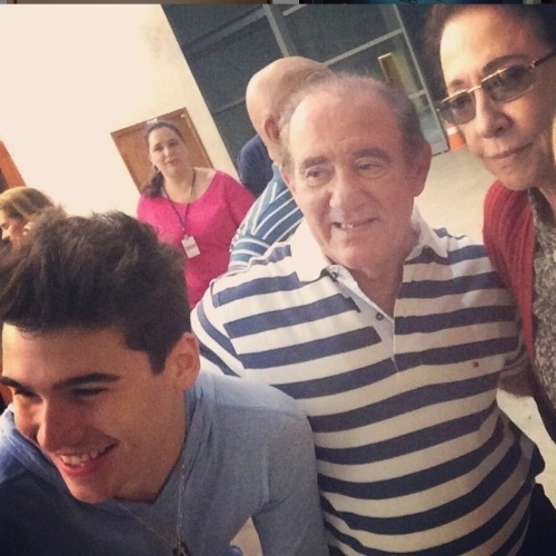 Nicolas Prattes com o sogro, Renato Aragão, e Fernanda Montenegro