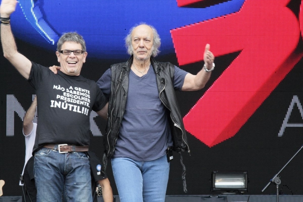 26.set.2015 - Roger do Ultrage a Rigor e Erasmo Carlos sobem no palco Sunset, no inicio do sexto dia de shows do Rock in Rio 2015. - Johnson Parraguez/Foto Rio News