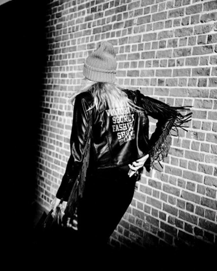 10.nov.2015 - A top Rachel Hilbert publicou uma foto usando a jaqueta comemorativa que as modelos ganharam. "Vamos lá fazer isto", comemorou - Reprodução/Instagram/@rachelhilbert