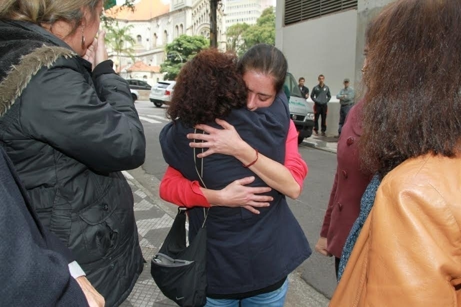 28.abr.2016- Bastante emocionada, umas das filhas de Umberto recebe um abraço ao chegar para o velório do pai no Teatro de Arena Eugênio Kusnet, em São Paulo - Amauri Nehn/Brazil News