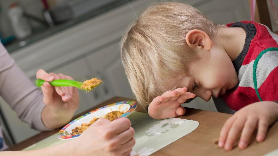 Na tentativa de fazer a criança comer, muitos pais adotam comportamentos errados - Getty Images
