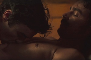 André beija o corpo de Tolentino - Reprodução/TV Globo - Reprodução/TV Globo