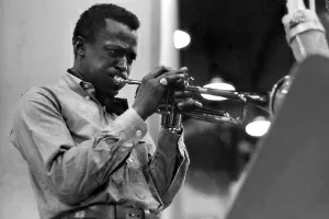 O túmulo do trompetista Mile Davis é um dos mais visitados do cemitério de Woodlawn, no Bronx - Divulgação