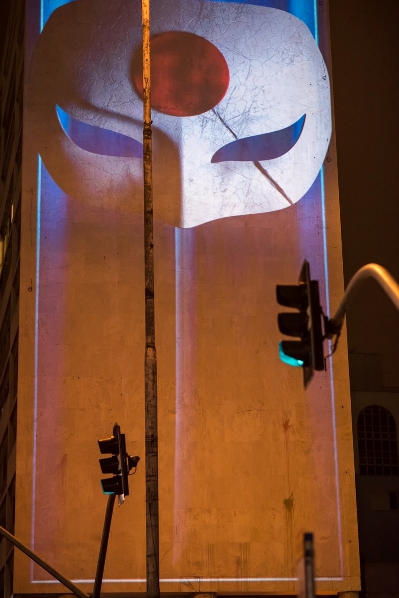 03.ago.2016 - A apresentação de vídeo mapping trouxe os personagens, os símbolos do filme e outras diversas referências do universo dos vilões - Divulgação