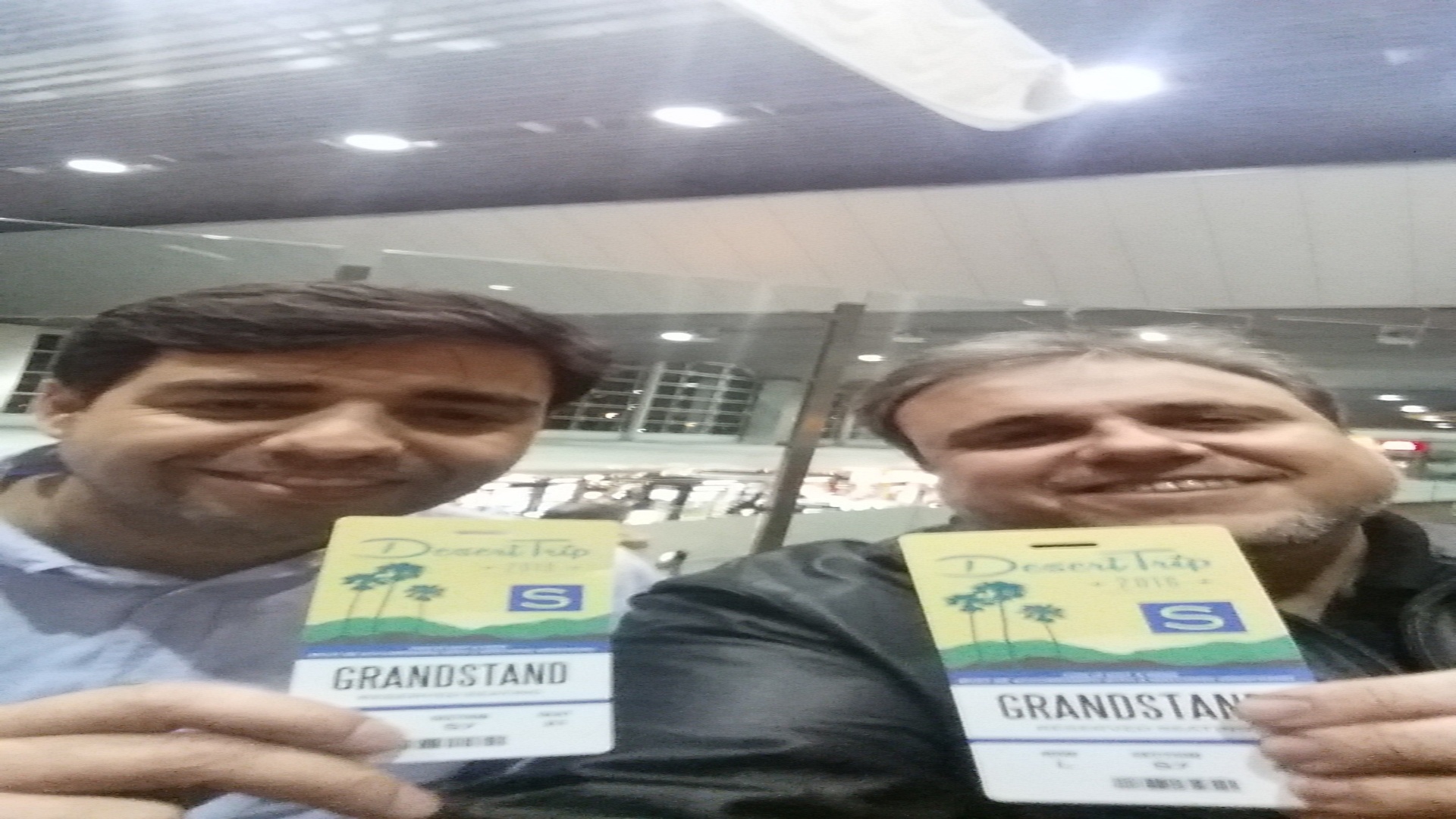 7.out.2016 - O médico Gilmar Zonzin, 49, e o representante de vendas Reinaldo Aguiar, 35 antes de embarcarem para a Califórnia. Elesgastaram R$ 26 mil (incluindo ingresso, passagem e hospedagem) para assistirem aos shows de Paul McCartney, Rolling Stones, Bob Dylan, The Who, Roger Waters e Neil Young, no festival Desert Trip - Felipe Branco Cruz /UOL