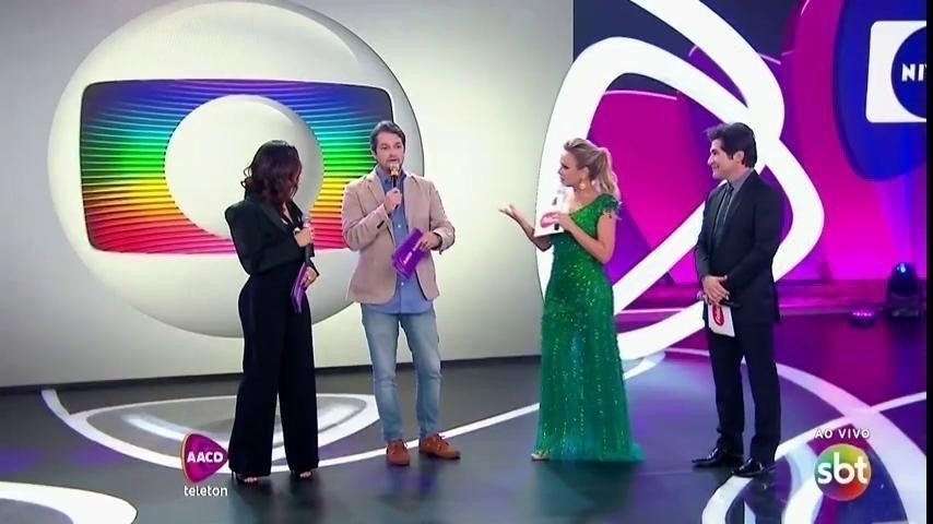 4.nov.2016 - Ator global, Marcelo Serrado participa do primeiro dia do Teleton 2016 e comemora com Anitta, Eliana e Daniel  a parceria entre Globo e SBT: - Reprodução /SBT