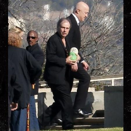 Todd Fisher carrega a "cápsula" de Prozac com cinzas da irmã, Carrie Fisher, para enterrá-las junto da mãe deles, Debbie Reynolds - Reprodução/TMZ