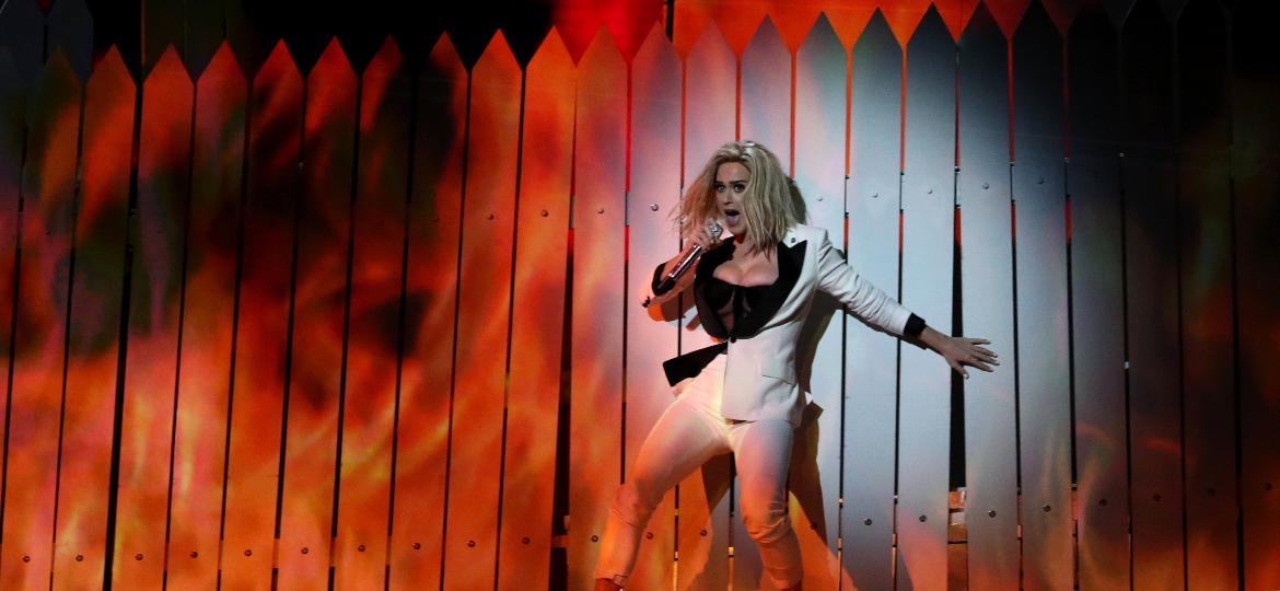 12.fev.2017 - Katy Perry canta "Chained To The Rhythm" em apresentação politizada no Grammy - Lucy Nicholson/Reuters