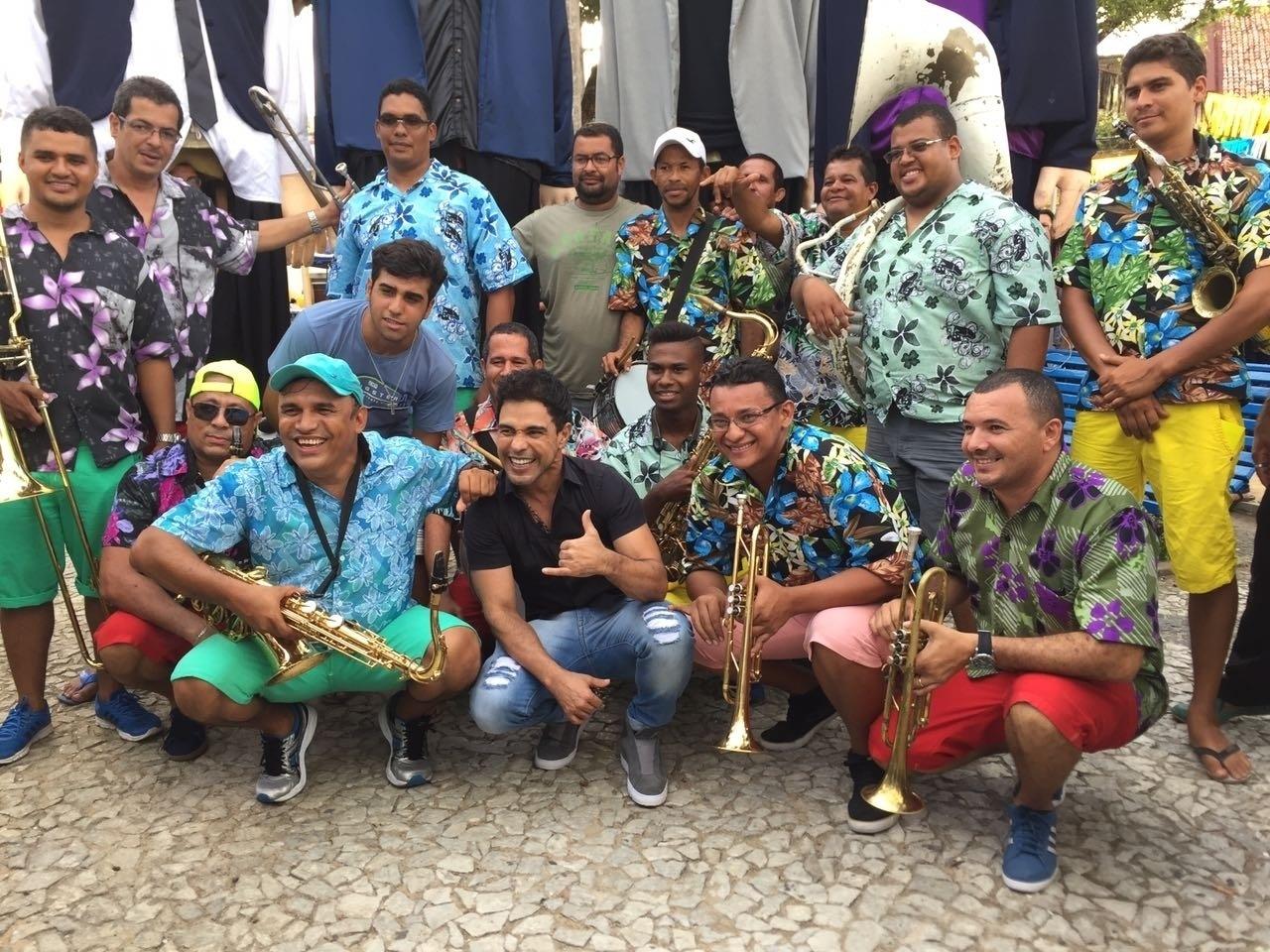 Zezé di Camargo conhece de perto bonecos de Olinda em homenagem à dupla - Divulgação