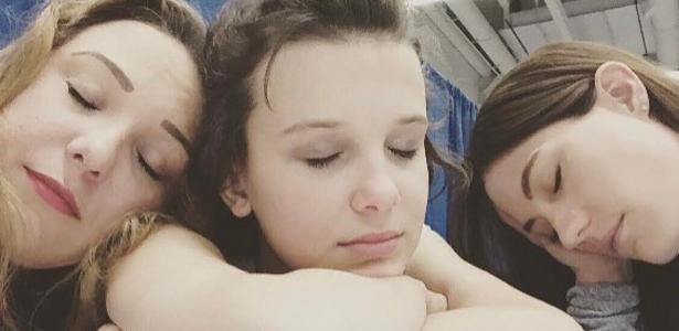 A atriz Millie Bobby Brown tirando uma soneca em um intervalo de uma sessão de autógrafos em uma convenção - Reprodução/Instagram - Reprodução/Instagram