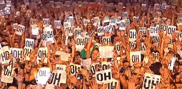 Público brasileiro faz ação combinada durante o show do Foo Fighters de 2012 em São Pailo - Reprodução - Reprodução