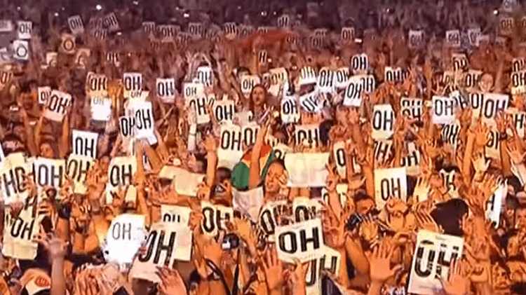Público brasileiro faz ação combinada durante o show do Foo Fighters de 2012 em São Pailo - Reprodução - Reprodução