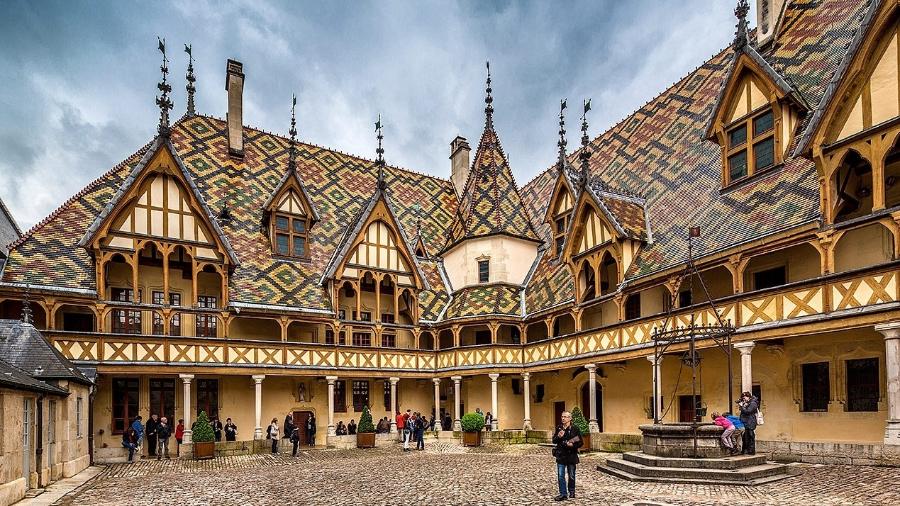 Mais parecido com um palácio, o Hospices de Beaune foi construído em 1443 pelo casal Nicolas Rolin e Guigone de Salins - Reprodução/Michael Evans Photographer Blog