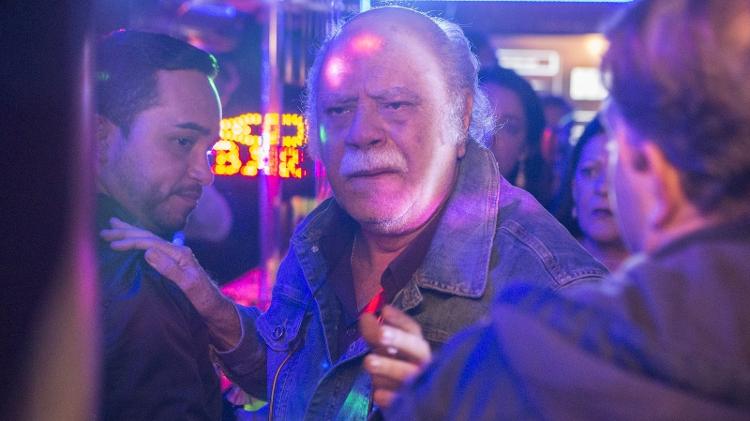 Abel (Tonico Pereira) se sente mal no show em "A Força do Querer" - Reprodução/GShow - Reprodução/GShow