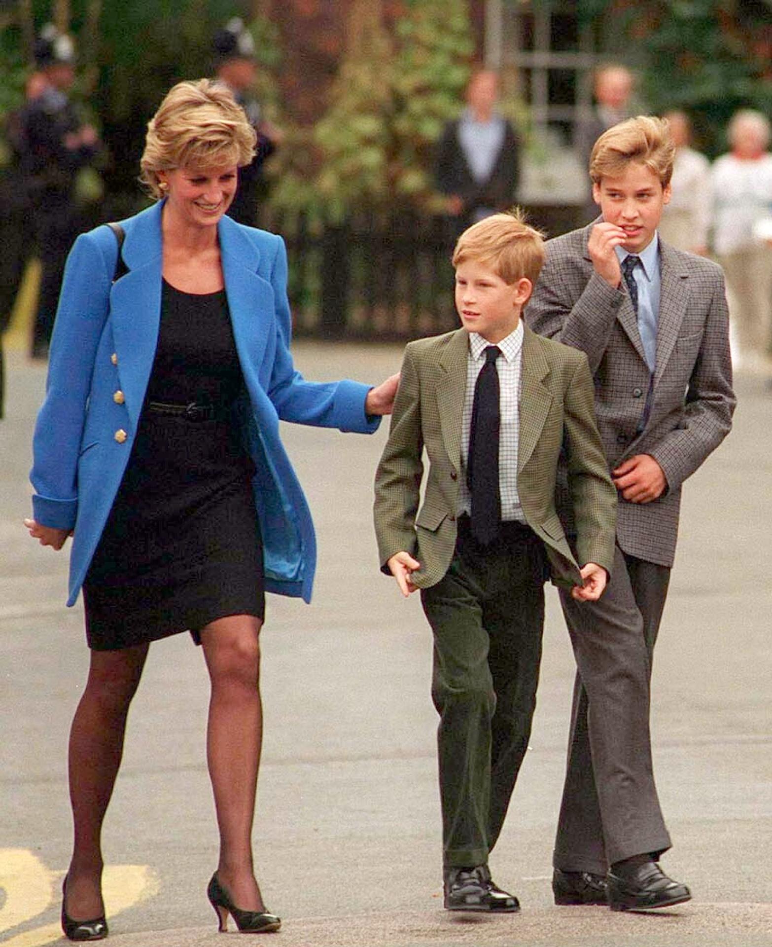 Diana deixando os filhos no primeiro dia de Harry no prestigiado Eton, em 1995 - Anwar Hussein/ Getty Images