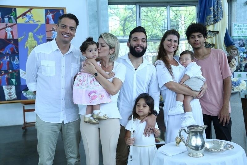 Antonia Fontenelle e Jonathan Costa se reuniram para batizado do filho neste domingo (3). A cerimônia aconteceu na Paroquia São José da Lagoa, zona sul do Rio de Janeiro - Anderson Borde/AgNews
