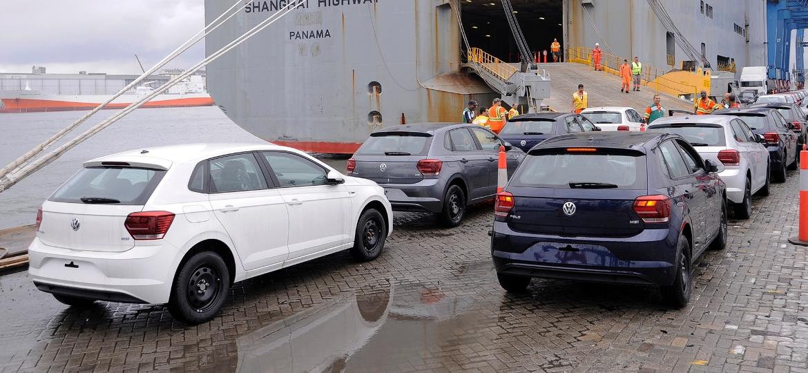 Carros brasileiros da Volkswagen são embarcados em navio para envio a outros mercados - Divulgação