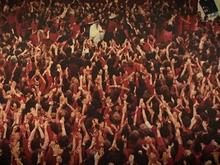 Osho é saudado por uma multidão em cena de "Wild Wild Country" - Reprodução