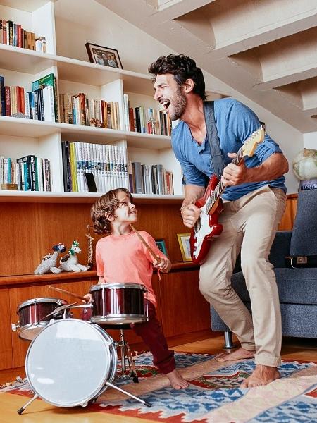 A atividade musical estimula globalmente o cérebro e ajuda a manter sua mente jovem - Getty Images
