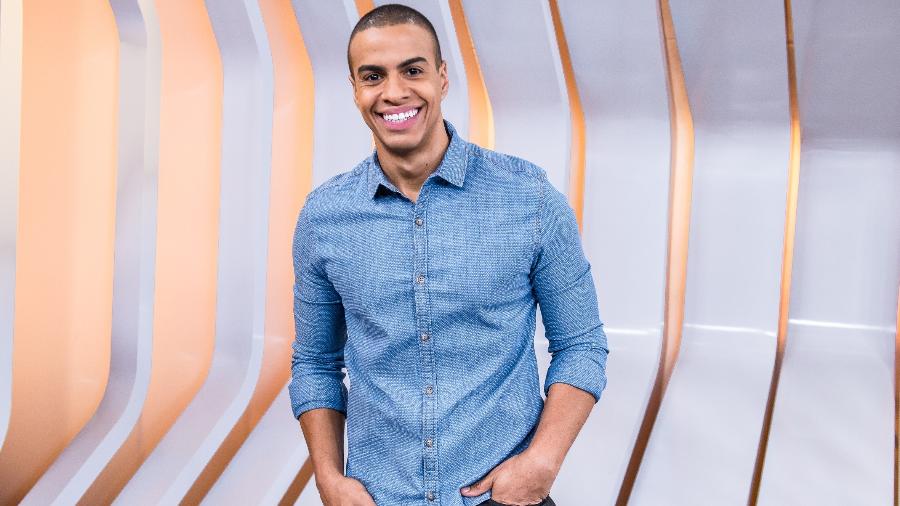 O apresentador Thiago Oliveira no estúdio do "Hora 1", telejornal da Globo - Fábio Rocha/TV Globo