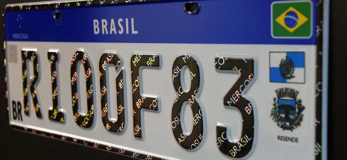 Placa Mercosul já começou a se espalhar pelo Rio de Janeiro, primeiro Estado brasileiro a utilizá-la - Murilo Góes/UOL