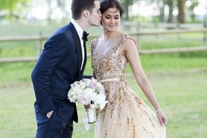 vestido de noiva com detalhes dourado