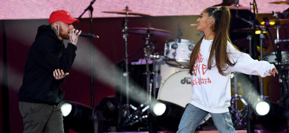 Ariana Grande recebe o seu então namorado, o rapper Mac Miller, no show "One Love Manchester" - Getty Images/Dave Hogan for One Love Manchester